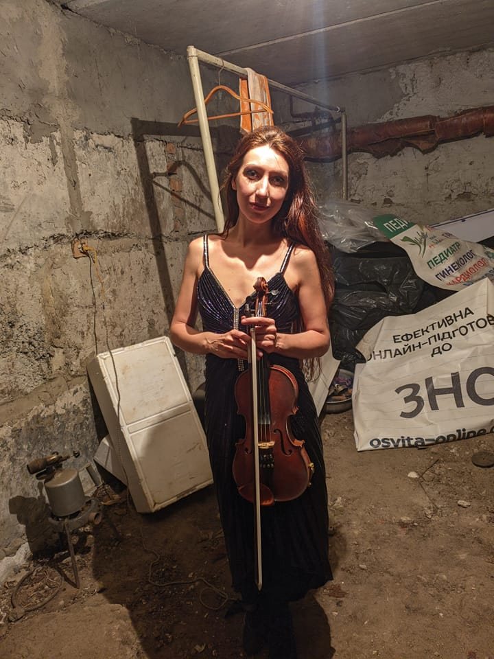 Харьковская скрипачка играет в бомбоубежище (видео)