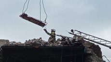 Спасатели в Харькове достали из завалов здания тело погибшего человека
