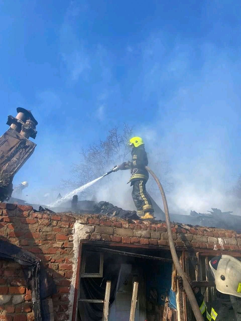 За сутки пожарные спасли 4 человек на пожарах (фоторепортаж)