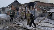 Последствия артиллерийского обстрела пгт Золочев: разрушены два дома, есть погибшие (фото)