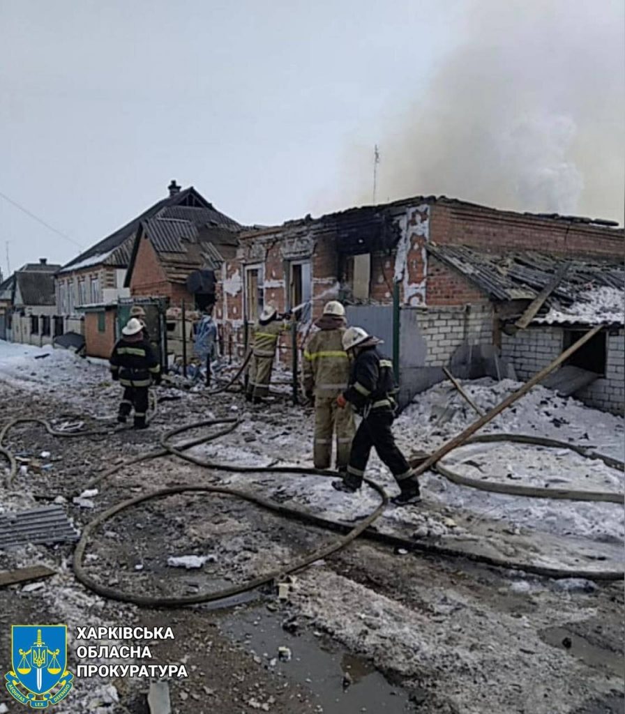 Последствия артиллерийского обстрела пгт Золочев: разрушены два дома, есть погибшие (фото)