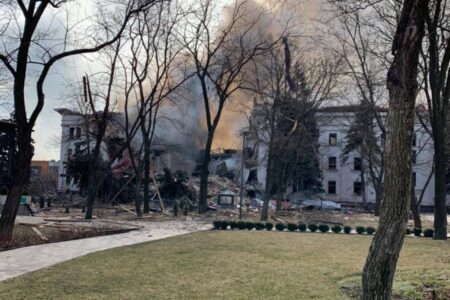 В Драматическом театре Мариуполя в результате бомбардировки погибли 300 человек — горсовет