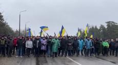 Безоружные местные жители не пускают оккупантов в Энергодар (фото, видео)