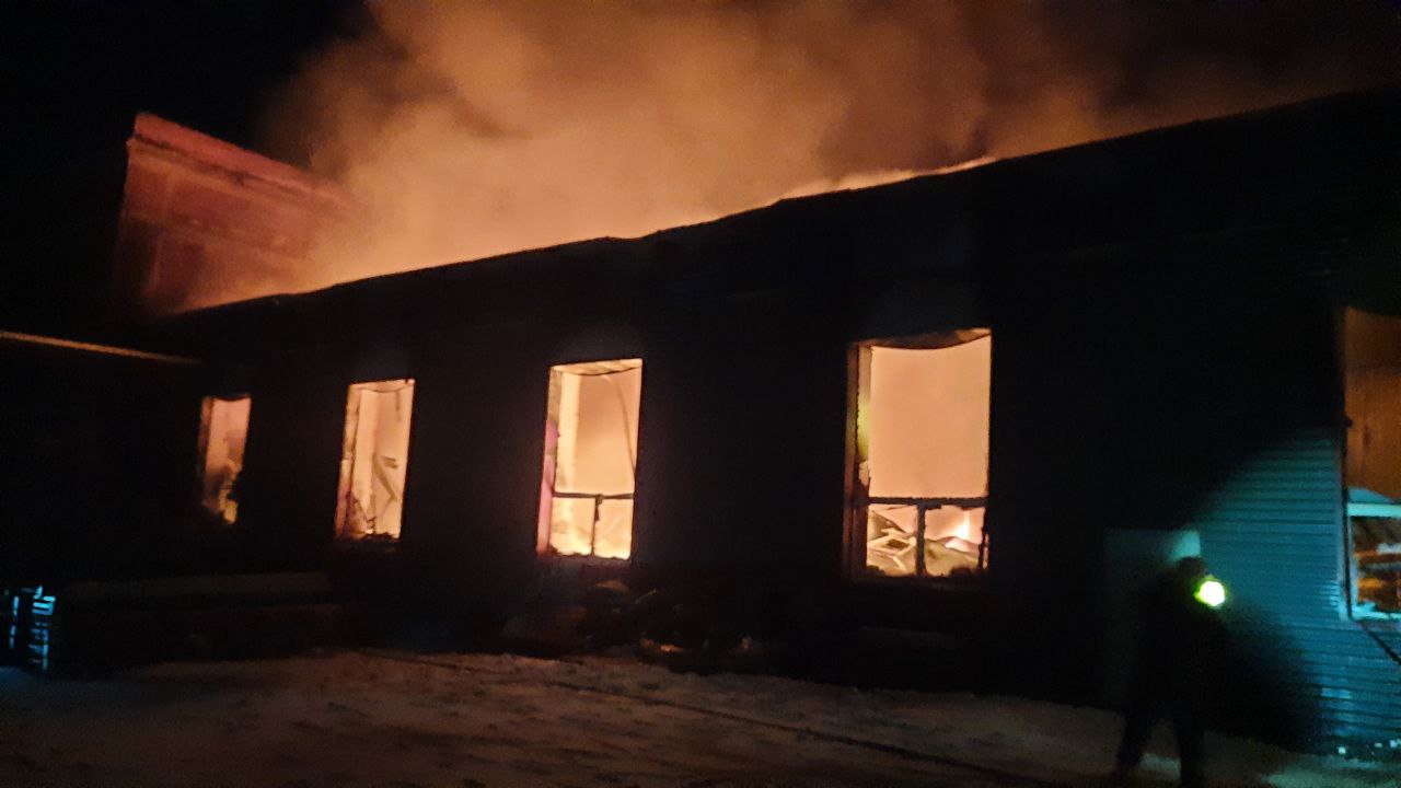 Спасатели в Харькове ликвидировали пожар на автогенном заводе (фоторепортаж)