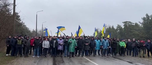 Безоружные местные жители не пускают оккупантов в Энергодар (фото, видео)