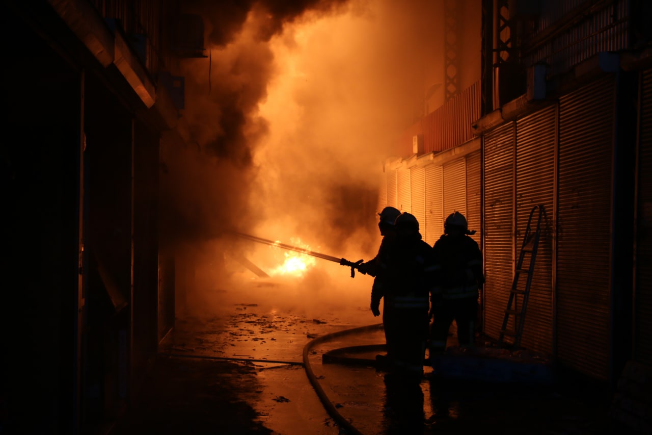 Около ста пожарных тушат рынок «Барабашово» уже более трех часов (фоторепортаж, видео)