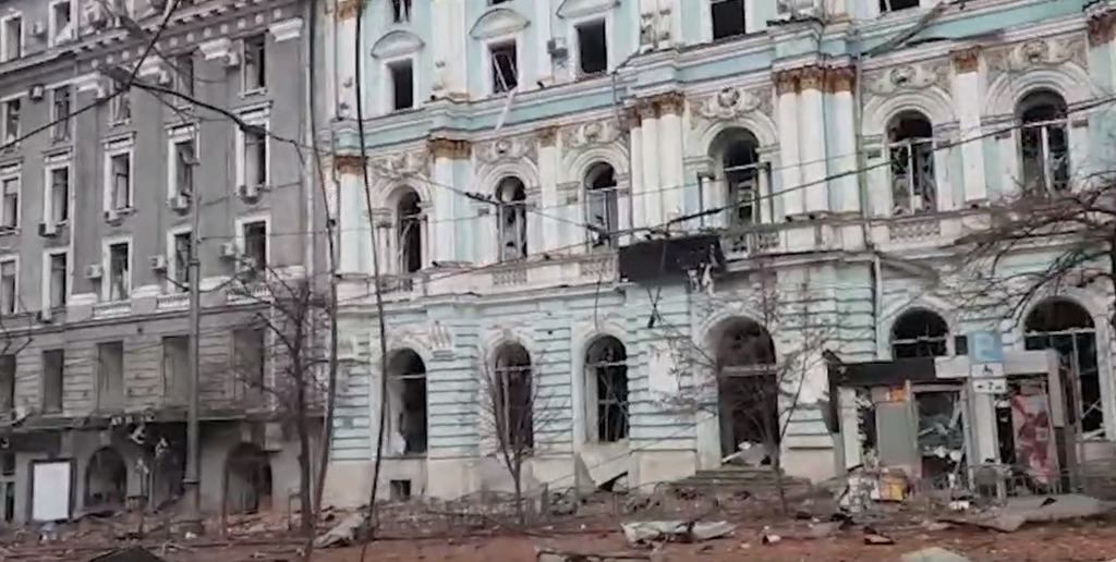 Спасателям сообщили, что под завалами разрушенного в центре Харькова дома — маленький ребенок (видео)