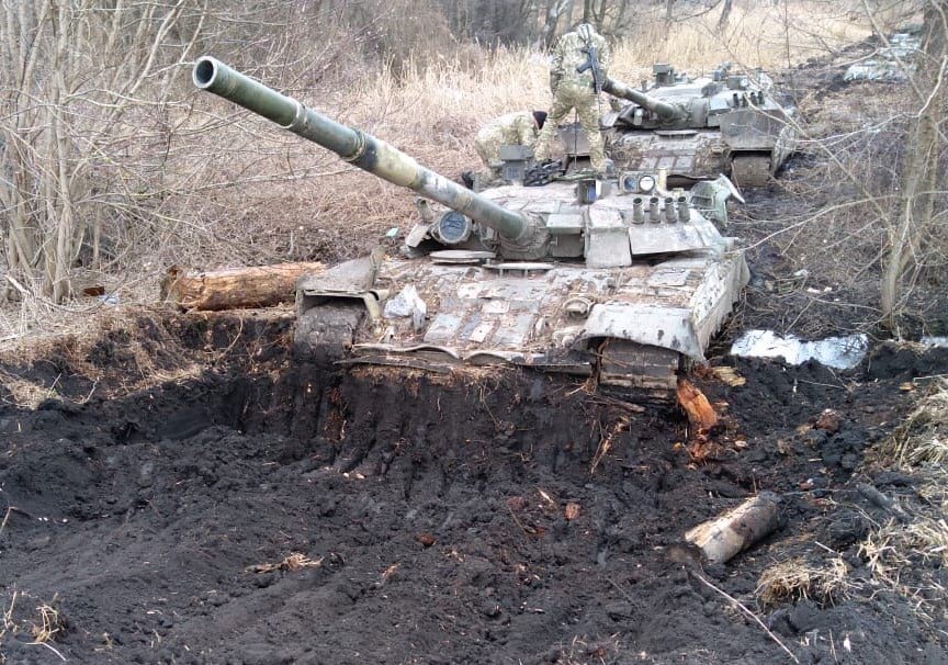 На Харьковщине российские танки вытащили из бездорожья и передали ВСУ (фото)