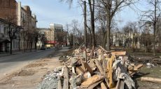 Волонтеры убирают Харьков после обстрелов