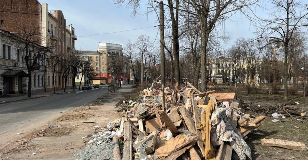 Волонтеры убирают Харьков после обстрелов
