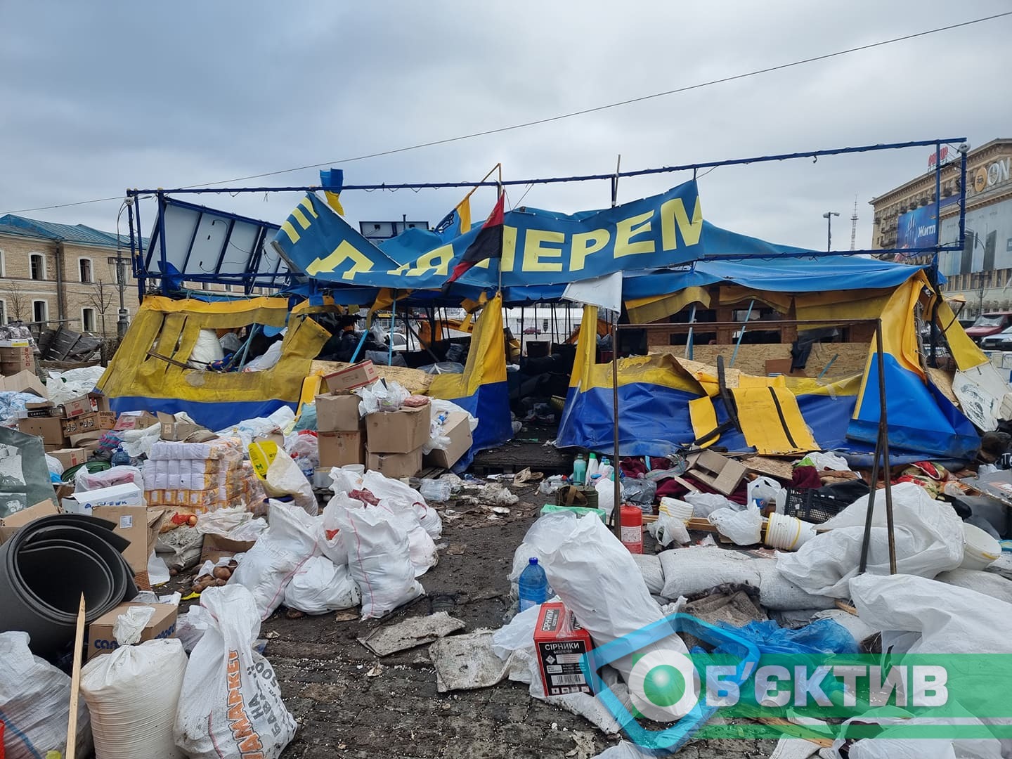 Разбитая палатка "Все для перемоги" Харьков