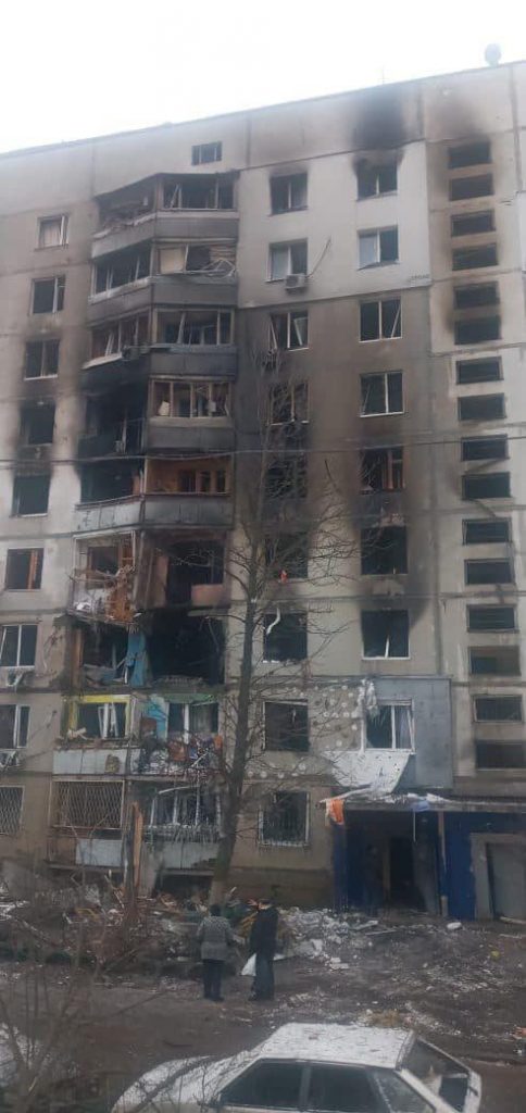 В дом в Харькове попал российский снаряд: сгорели 27 квартир (фото)