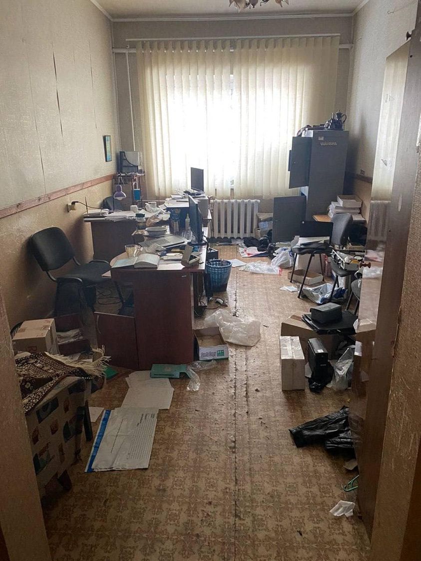 Российские оккупанты украли из отделения полиции в Изюме обогреватели и жесткие диски