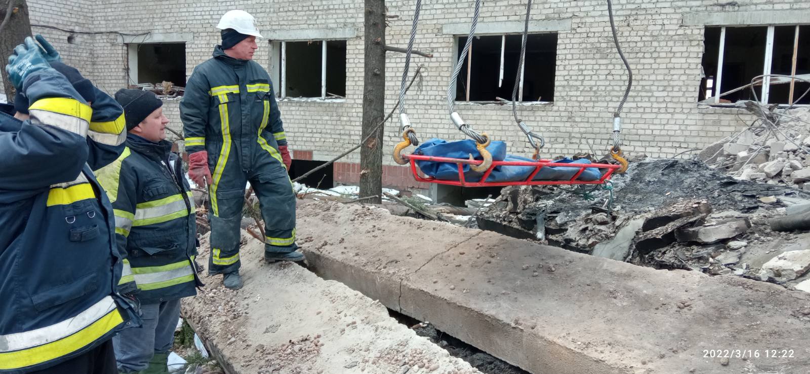 Спасатели разбирают завалы в Харькове