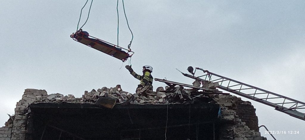 Под руинами здания в Харькове нашли обгоревшие останки погибшего