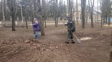Коммунальщики убирают парки и скверы Харькова после зимы и регулярных бомбёжек (фоторепортаж)