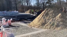 Коммунальщики в Харькове пытаются обезопасить памятник Шевченко (видео)
