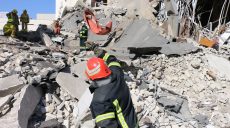 Харьковские спасатели продолжают разбирать завалы зданий (фоторепортаж)