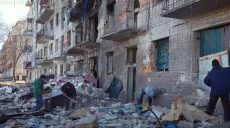 Харьковчане помогают коммунальщикам убирать последствия обстрелов