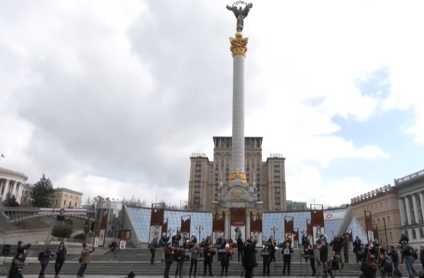 В Киеве под открытым небом на площади Независимости провели мини-концерт «Вільне небо» (видео)