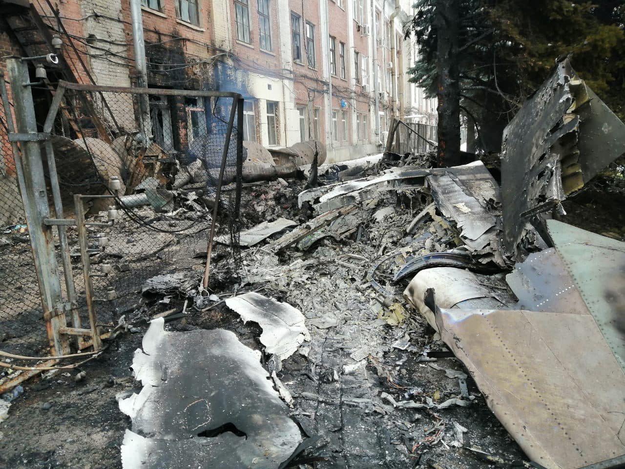 На территорию Харьковского авиазавода упал самолет оккупантов (фото)
