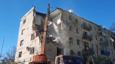 В районе Холодной горы ракета попала в 5-этажный жилой дом (видео)
