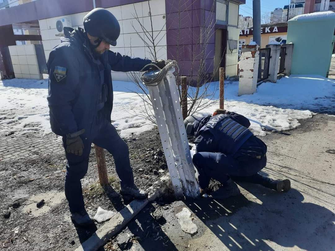 Пиротехники продолжают убирать территории Харькова и области от вражеских «подарков»