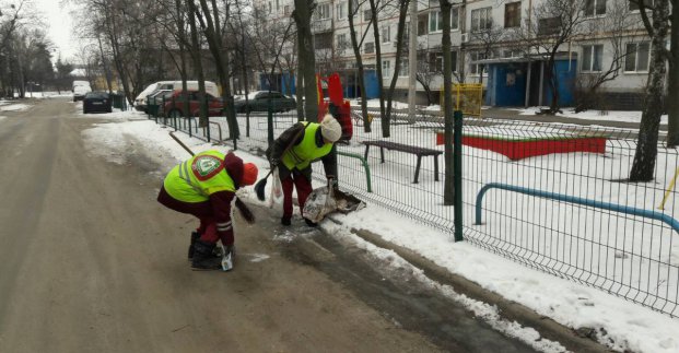 В Харькове, несмотря на войну, трудятся дворники