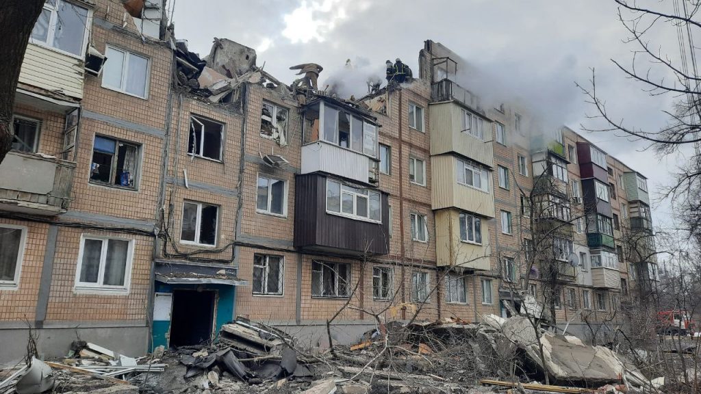Спасатели Харьковщины продолжают разбирать завалы и тушить пожары после обстрелов