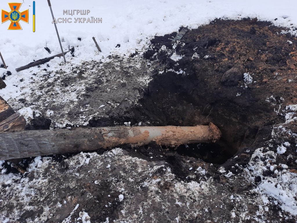 Саперы обезвреживают неразорвавшиеся снаряды в поселке под Харьковом (фото)