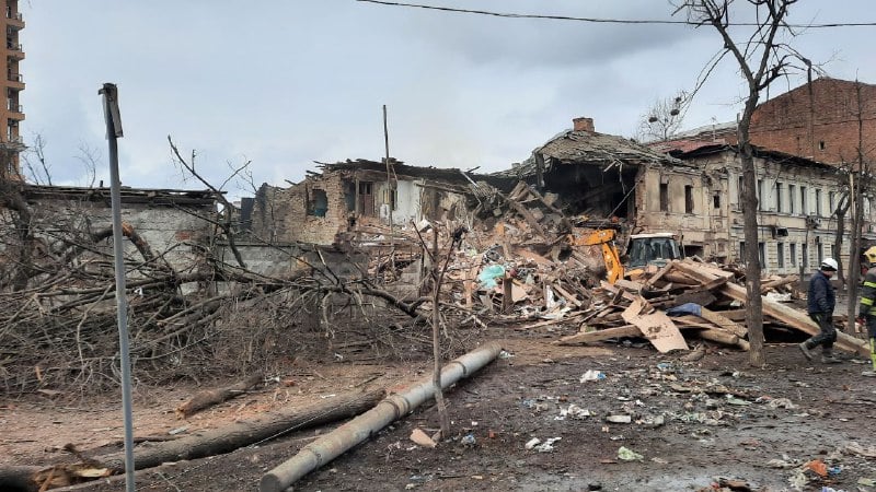 Харьковские спасатели расчищают завалы жилых домов (фото)