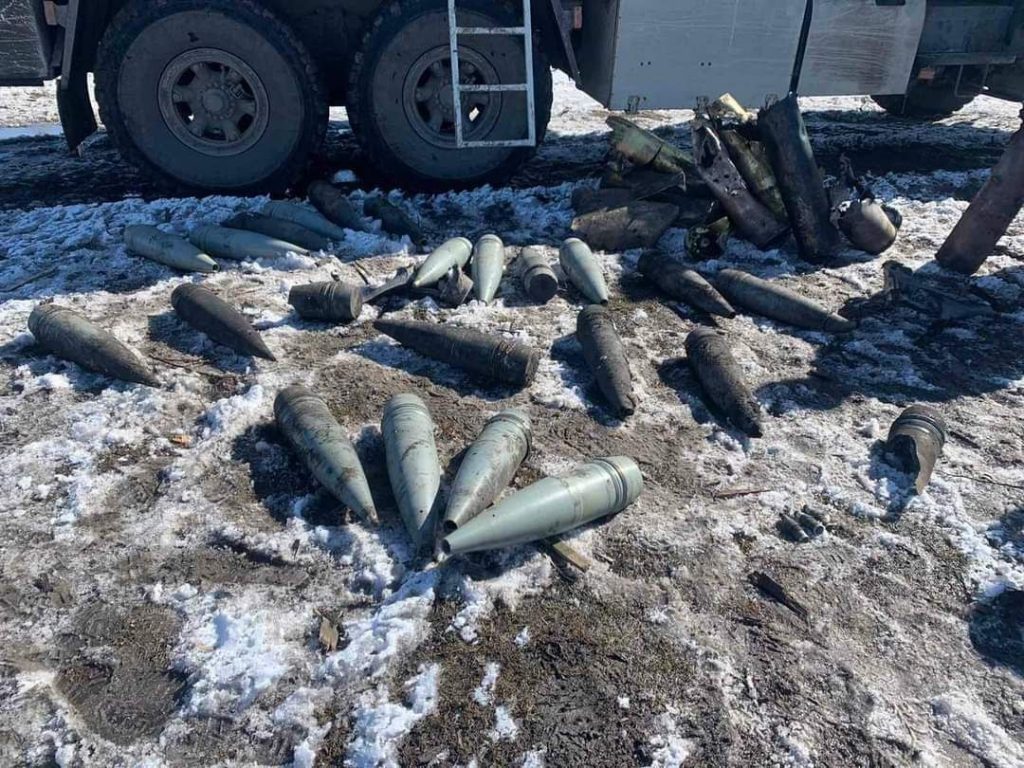 Пиротехники в Харькове продолжают ликвидировать неразорвавшиеся вражеские снаряды (фото)