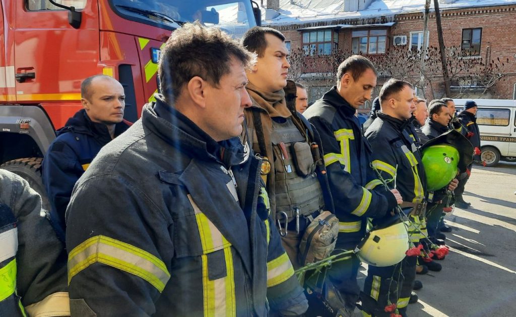 В Харькове в последний путь провели погибшего спасателя (видео)
