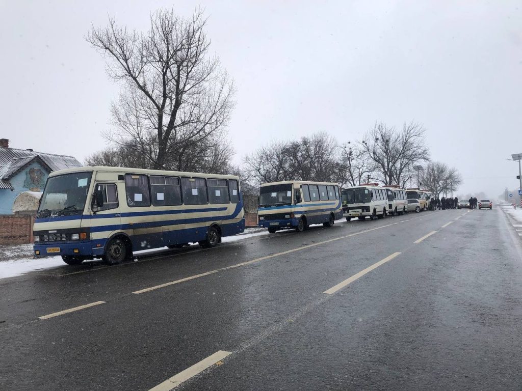 250 жителей Изюма эвакуировали из города под вражескими обстрелами (фото)