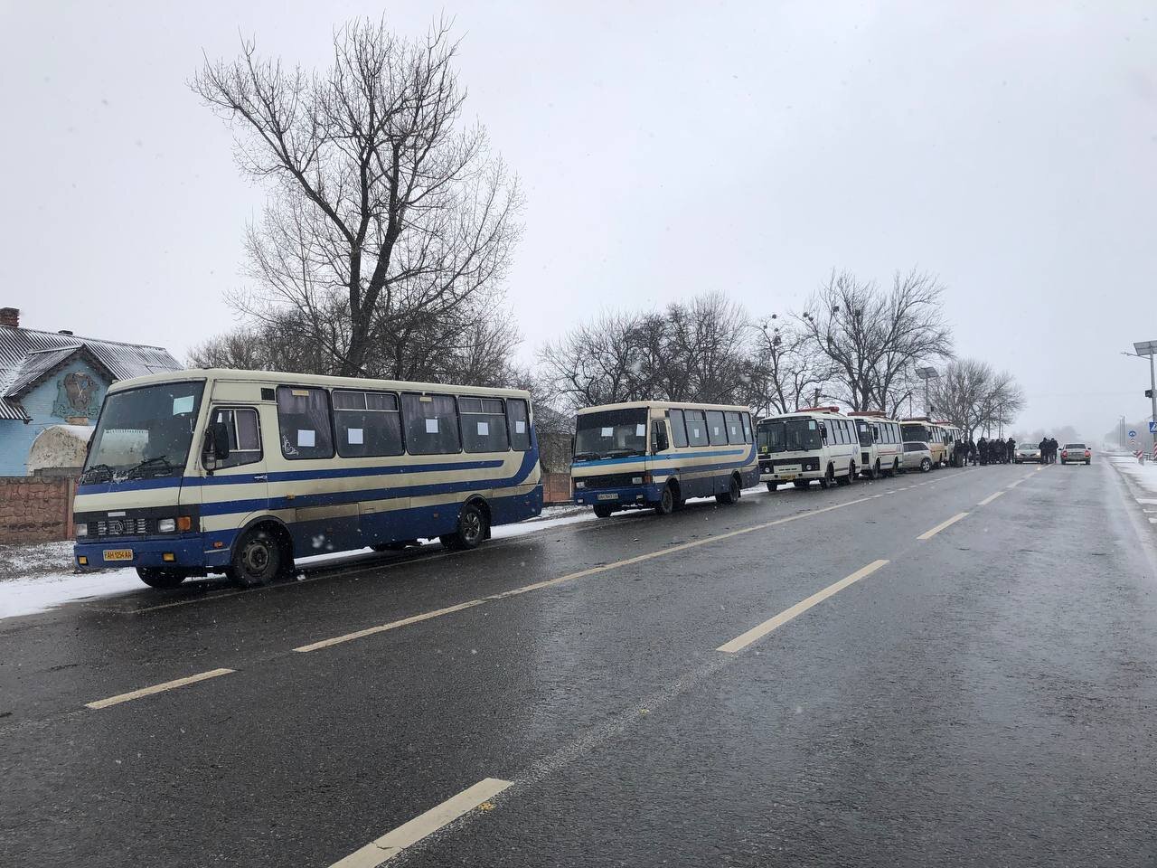 250 жителей Изюма эвакуировали из города под вражескими обстрелами (фото)