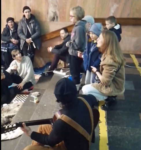 Дети исполнили гимн Украины в метро Харькова (видео)