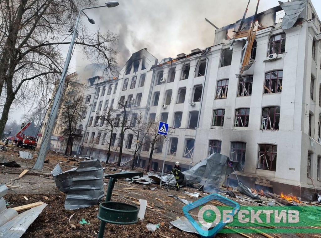 Ракетный удар по центру Харькова: ликвидация пожара продолжается (фото, видео)
