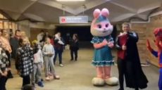 В Харькове для детей, которые прячутся от взрывов в метро, подготовили развлекательную программу