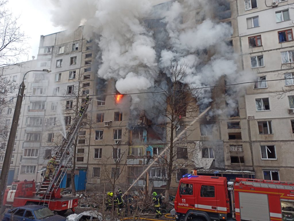 Спасатели в Харькове на пожарах и под завалами обнаружили тела 4 погибших (фото)