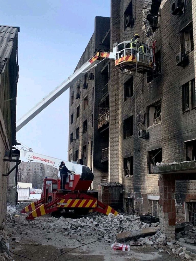 В трех районах Харькова продолжают разбирать завалы, разрушенных домов (фото)