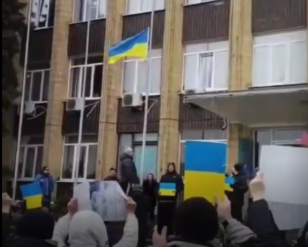 Не захотевшие «освобождения» от россиян, жители Купянска подняли флаг Украины (видео)