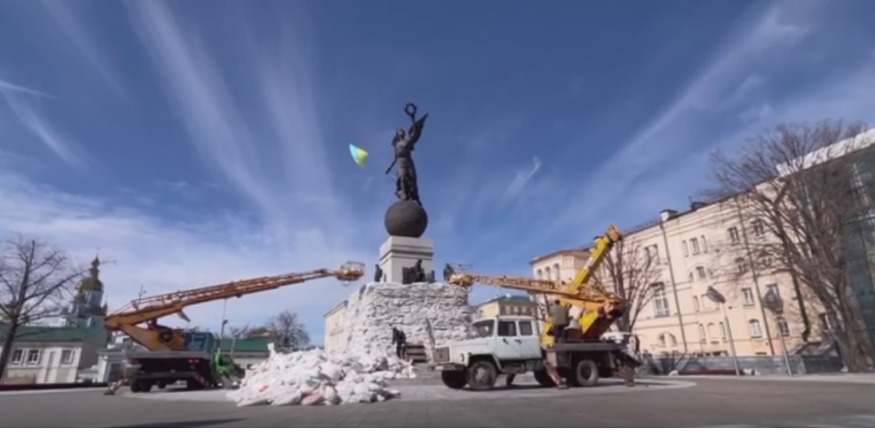 Памятник Независимости Украины в Харькове прячут за мешками с песком