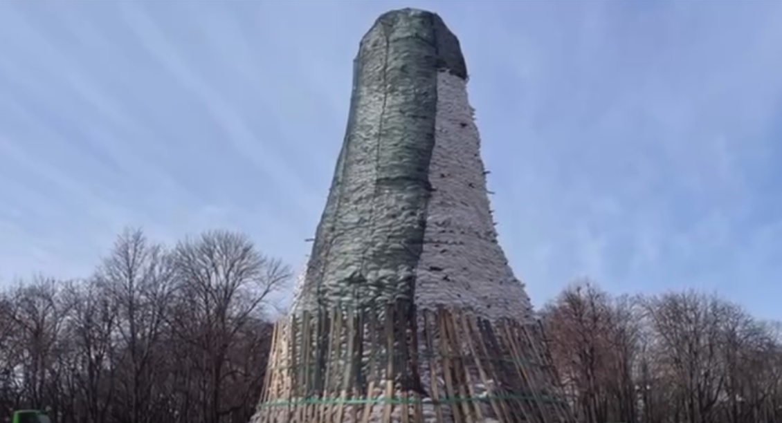 Памятник Шевченко полностью закрыли мешками с песком (фото, видео)