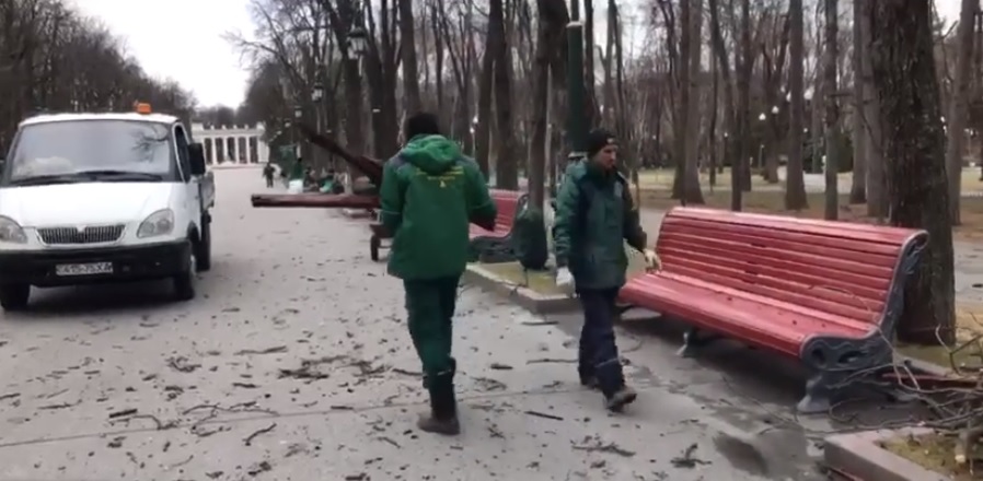 Парк Горького приводят в порядок после зимы и обстрелов (фото, видео)