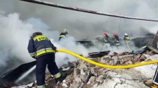Из-за обстрелов войсками рф в Харькове — масштабный пожар на складах (видео)