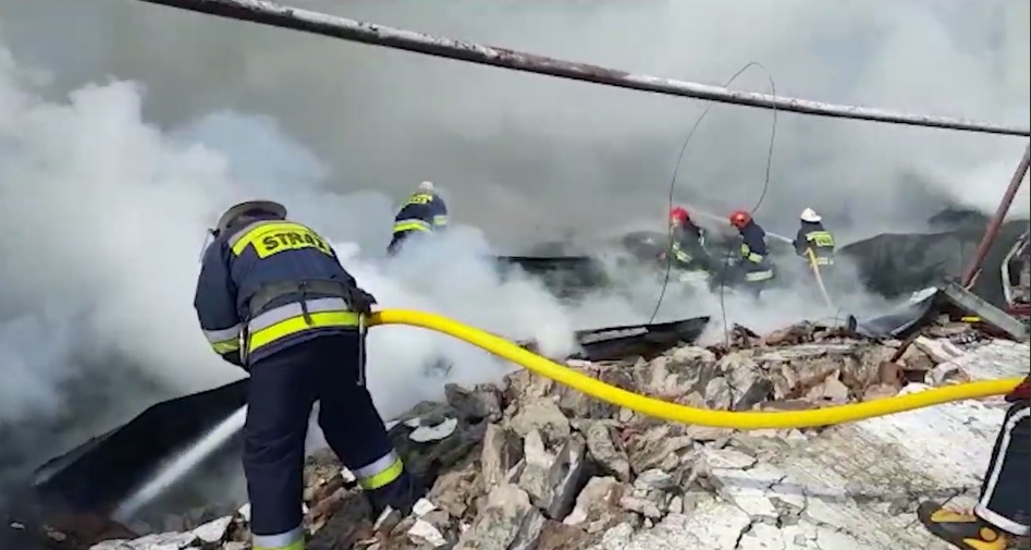 Из-за обстрелов войсками рф в Харькове — масштабный пожар на складах (видео)