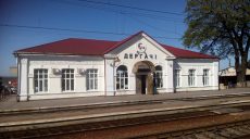 В Дергачах из-за обстрелов пострадали два человека, нет газа, повреждены частные дома и автомобиль «скорой»