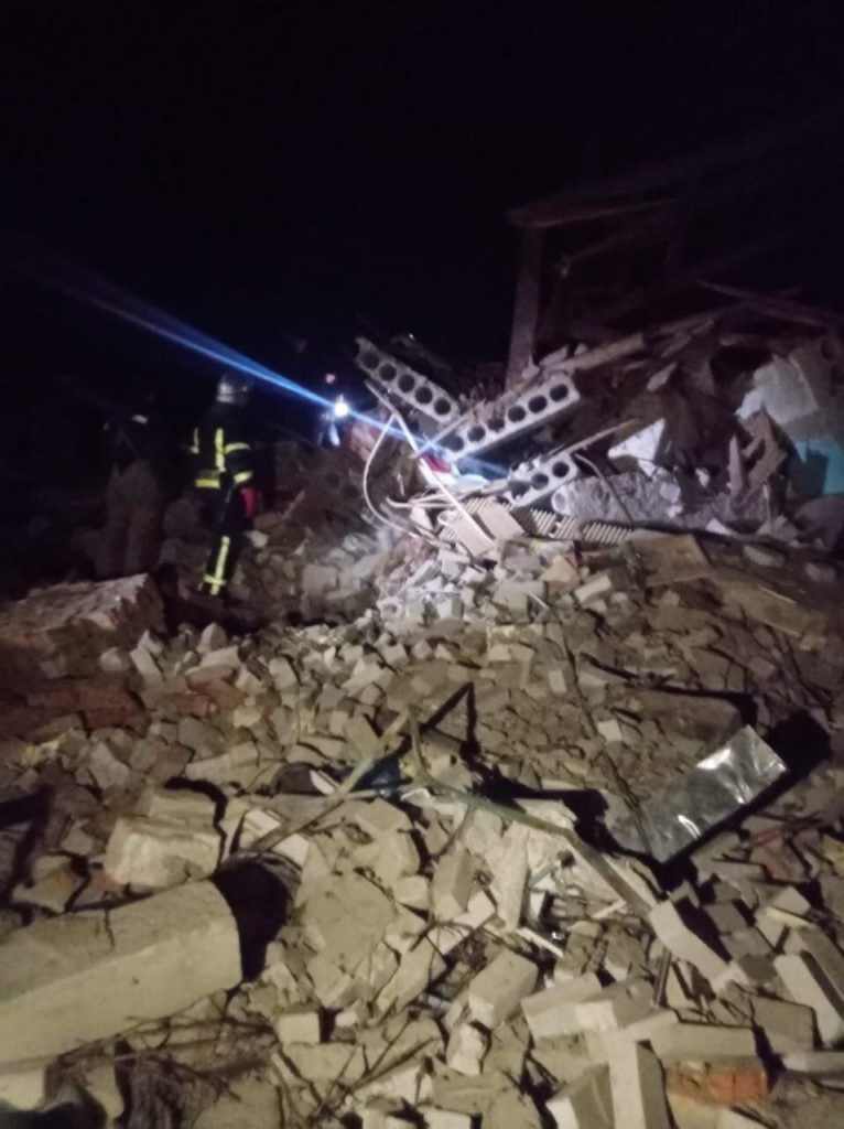 На Харьковщине вражеский снаряд разрушил дом: погибли двое человек, среди них — 7-летний ребенок (фото)