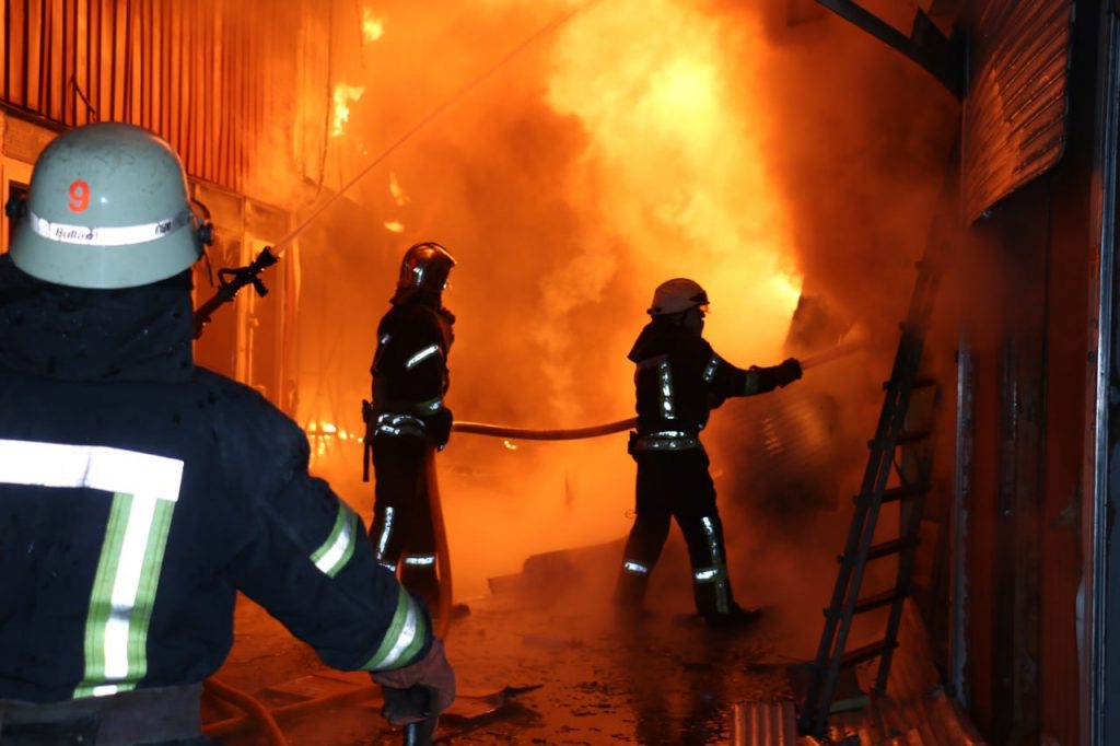 Во время повторного обстрела рынка «Барабашово» погиб один из пожарных — Терехов