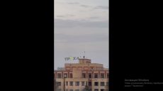 В Балаклее нашелся смельчак, который пытался сорвать флаг оккупантов с крыши админздания (видео)